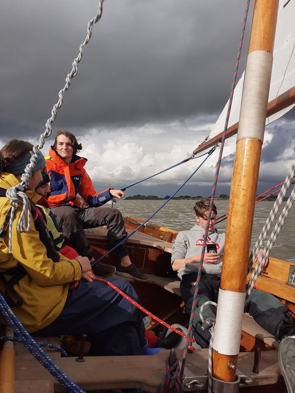 Vor dem Regen wegsegeln