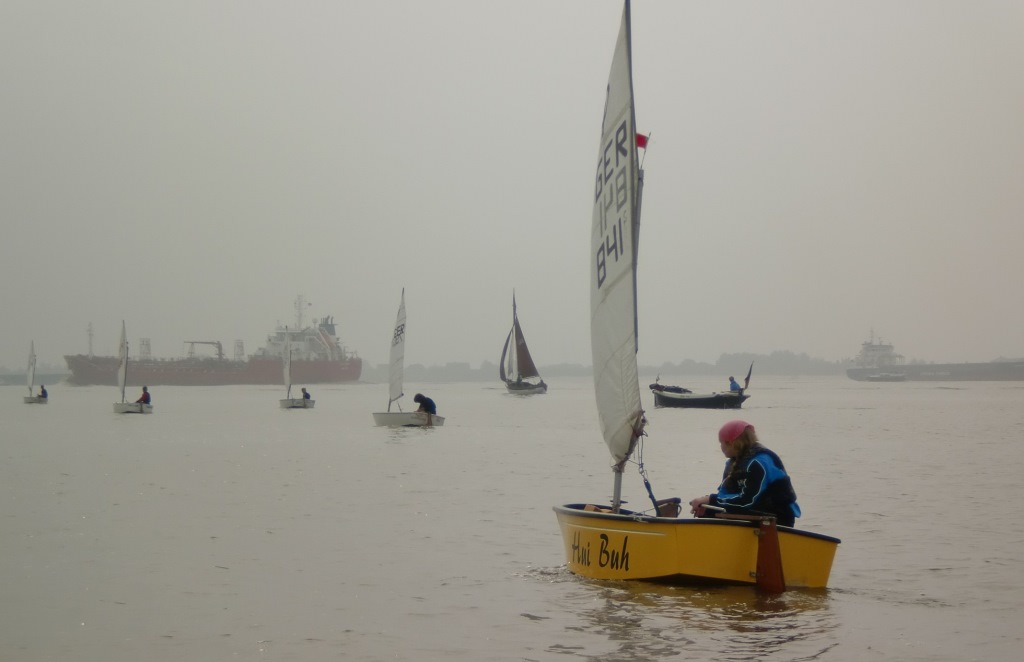 Die Kleinen auf der großen Elbe