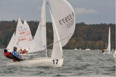 Moni unter Spi, gesegelt von Birte Preuß und Rahel Haas 420er auf dem Starnberger See