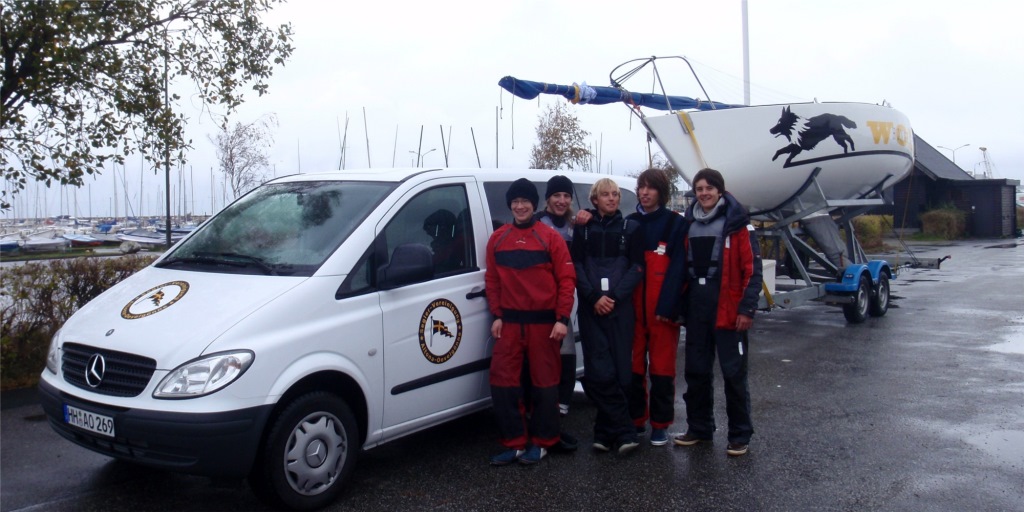 Die Crew des Hungrigen Wolfs vor dem neuen Vereinsbus